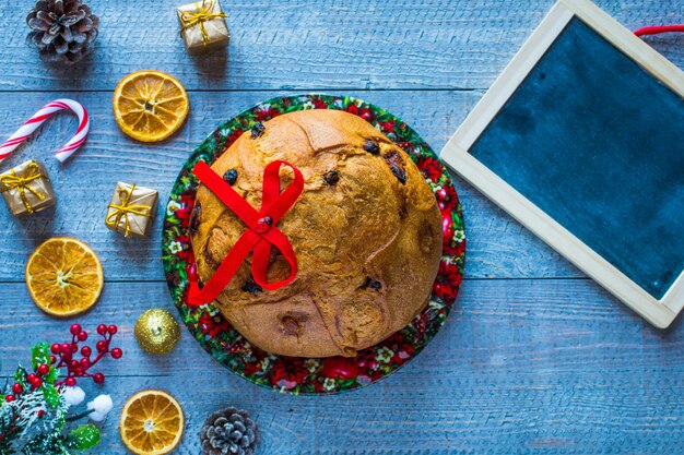 Panettone mit Früchten und Weihnachtsdeko