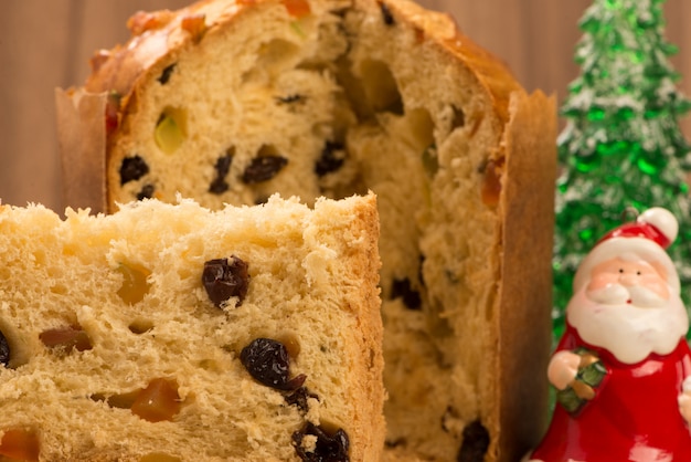 Panettone mit Weihnachtsschmuck