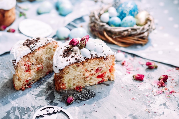 Panettone-Osterkuchen mit Baiser und Dekoration auf dem Tisch