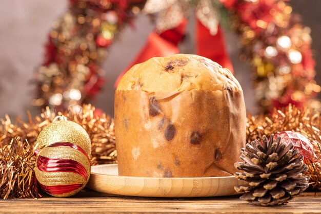 Panettone panettone con sabores de chocolate sobre una mesa rústica con adornos navideños Enfoque selectivo