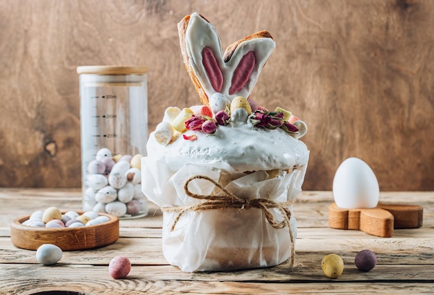 Panettone de pascua con orejas de conejo galletas mini huevos de chocolate malvaviscos y rosas secas