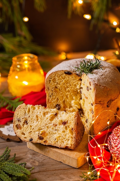 Panettone de pastel de Navidad italiano tradicional con decoraciones festivas