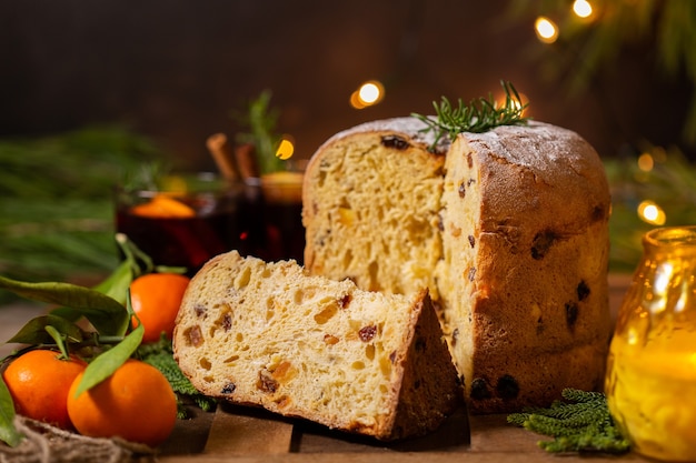 Panettone de pastel de Navidad italiano tradicional con decoraciones festivas