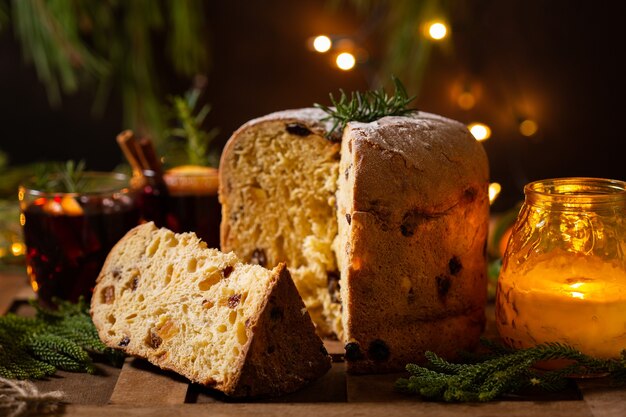Panettone de pastel de Navidad italiano tradicional con decoraciones festivas