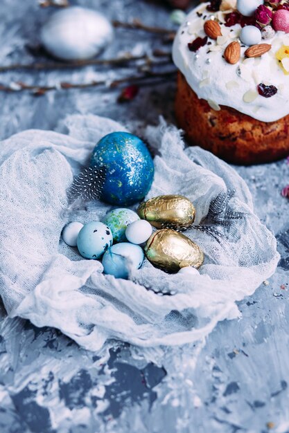 Foto panettone pastel de pascua con merengue y decoración en la mesa