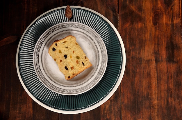 Panettone Scheibe auf dekoriertem Teller