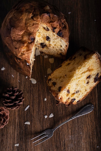 Panettone sobre una mesa de madera