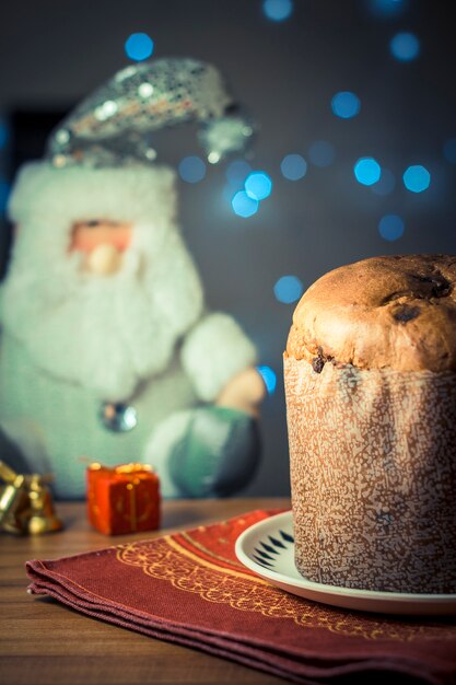 Panettone. Sobremesa italiana tradicional para o Natal com chistimas luz no fundo