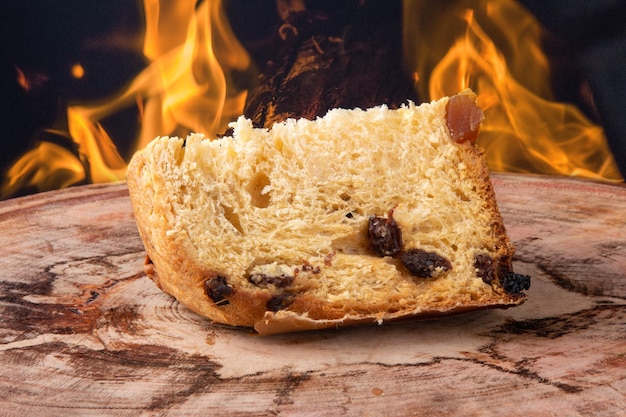 Panettone traditionelles italienisches Dessert für Weihnachten Scheiben geschnitten