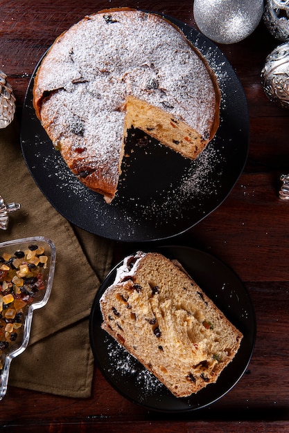 Panettone. Typischer Obstkuchen, der zu Weihnachten serviert wird. Ansicht von oben