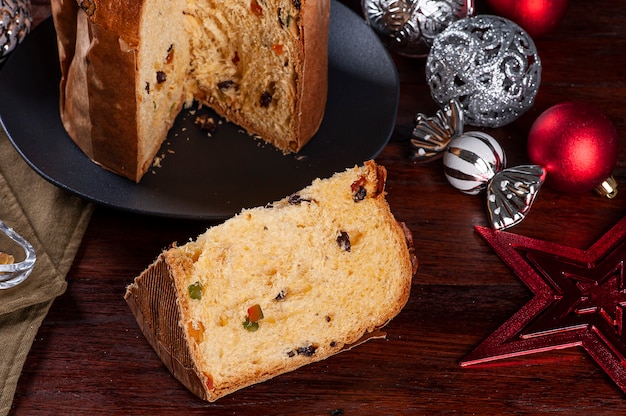 Panettone. Typischer Obstkuchen, der zu Weihnachten serviert wird.