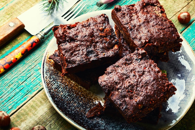 Panforte-Kuchen mit Mandeln, Nüssen, getrockneten Früchten und Beeren