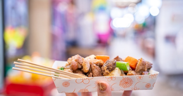 Panfried schwarzes Schweinefleisch Mahlzeit in Korea traditionellen Markt köstliche koreanische Küche mit Karotten und Schalotten Frühlingszwiebeln Nahaufnahme Kopienraum