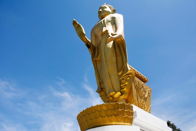 Pang Lila ou Leela Attitude Buddha estátua nas montanhas para pessoas tailandesas e viajantes viajam visitam e respeitam orando no templo Wat Doi Thep Sombun na montanha Phu Phan em Nong Bua Lamphu Tailândia