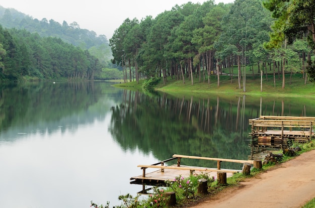 Pang Ung. Hermoso lago del bosque por la mañana. Mae Hong Son. Tailandia