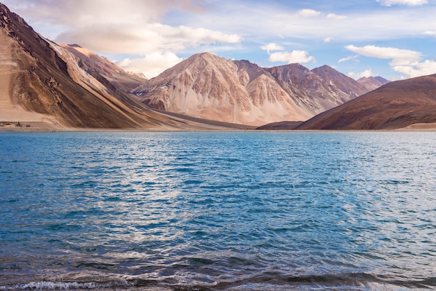 Pangong See und Berge morgens