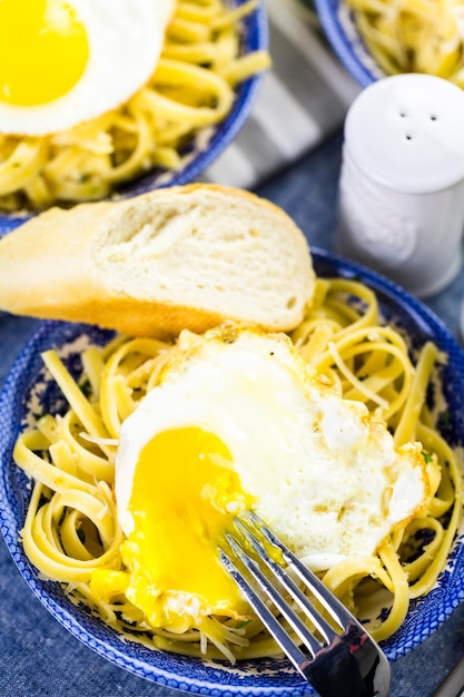 Pangrattato de massa fresca com ovos crocantes em cima da mesa.