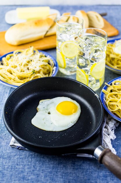 Foto pangrattato de pasta fresca con huevos crujientes sobre la mesa.