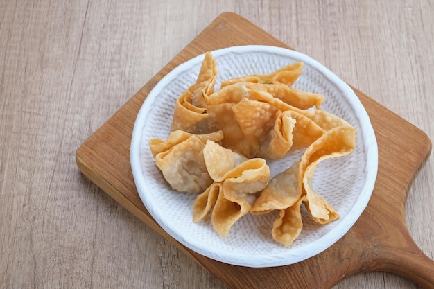 Pangsit Goreng (pollo frito), comida tradicional indonesia.