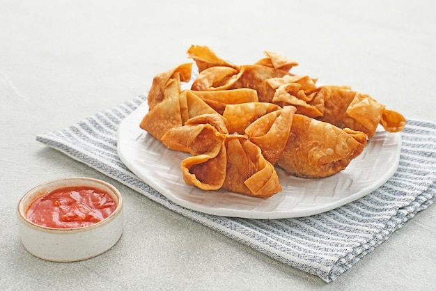 Pangsit Pangsit Goreng Frango Frito Bolinho Comida Indonésia Foco selecionado