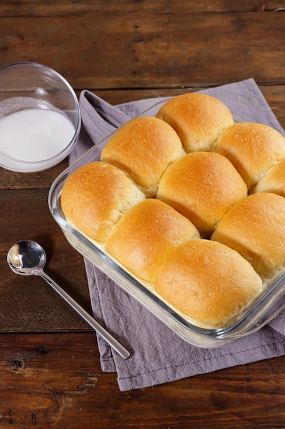 Pani popo ou pãezinhos de coco samoano é um pão doce samoano assado em um delicioso molho de coco