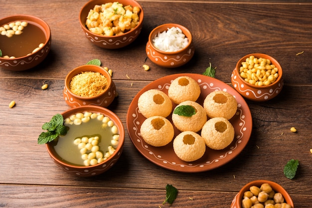 Pani Puri OR Golgappa ist ein beliebtes indisches Chat-Menü, selektiver Fokus