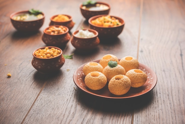 Foto pani puri or golgappa ist ein beliebtes indisches chat-menü, selektiver fokus