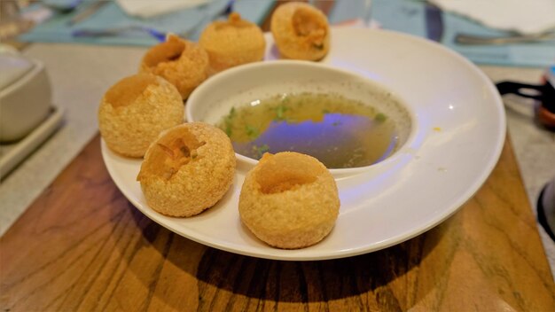 Pani Puri ou Golgappa ou Puchkas de um prato branco