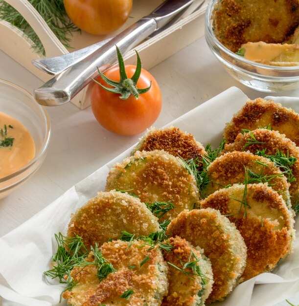 Panierte gebratene zucchini mit tomaten und soße gesundes lebensstilkonzept