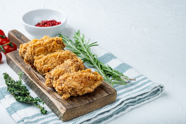 Panierte Hühnerflügelschnitte auf weißem Tisch.