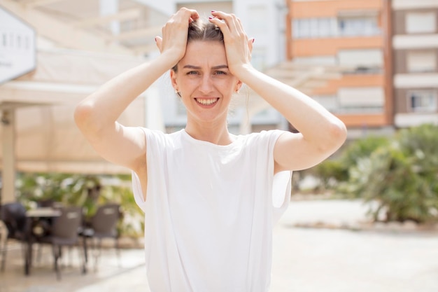 Panik über eine vergessene Frist, Stress, ein Durcheinander oder einen Fehler zu verbergen