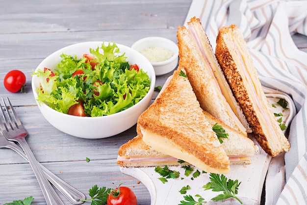 Panini de sanduíche com presunto, queijo e salada. café da manhã saboroso