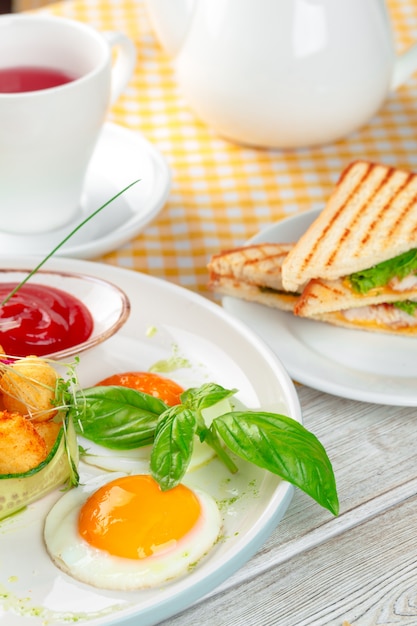 Panini de sanduíche com presunto, tomate, queijo e manjericão com bolinhas de queijo