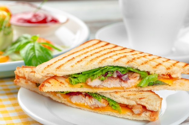 Panini de sanduíche com presunto, tomate, queijo e manjericão com bolinhas de queijo