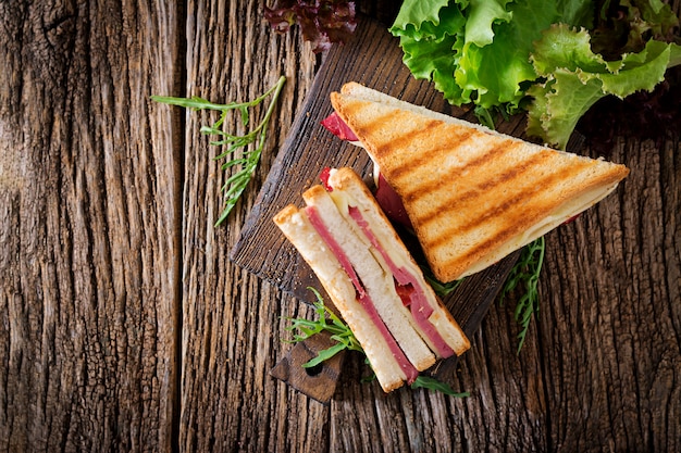 panini con jamón y queso en mesa de madera