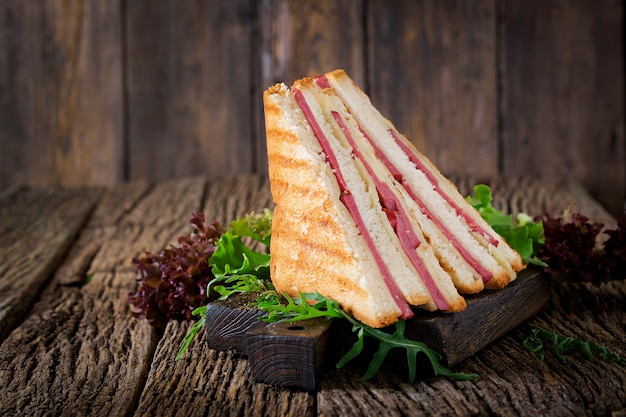 Panini mit Schinken und Käse auf Holztisch