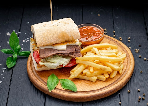 Panini-Sandwich mit geräuchertem Rindfleisch, serviert mit Salat und Pommes Frites