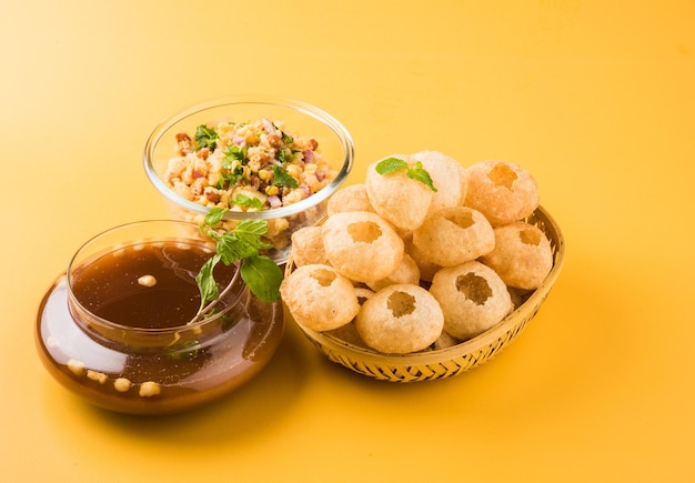 Foto panipuri o fuchka o gupchup o golgappa o pani ke patake es un tipo de snack que se originó en el subcontinente indio
