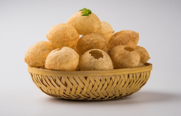 Foto panipuri o fuchka o gupchup o golgappa o pani ke patake es un tipo de snack que se originó en el subcontinente indio