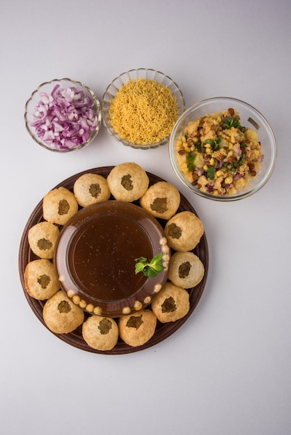 Foto panipuri o fuchka o gupchup o golgappa o pani ke patake es un tipo de snack que se originó en el subcontinente indio