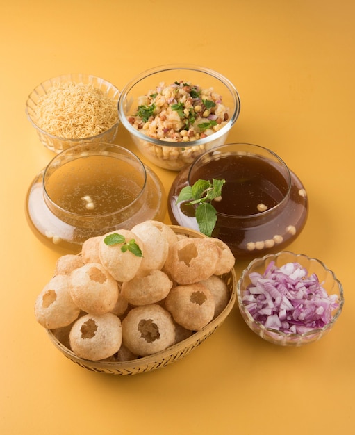 Panipuri oder Fuchska oder Gupchup oder Golgappa oder Pani ke Patake ist eine Art von Snack, die ihren Ursprung auf dem indischen Subkontinent hat