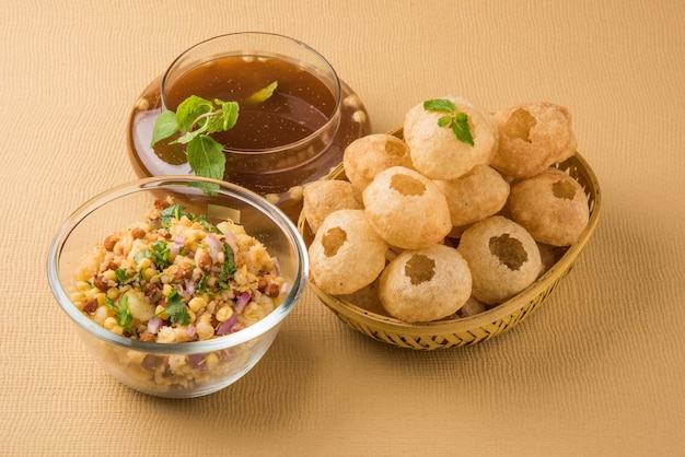 Panipuri ou fuchka ou gupchup ou golgappa ou Pani ke Patake é um tipo de lanche originário do subcontinente indiano