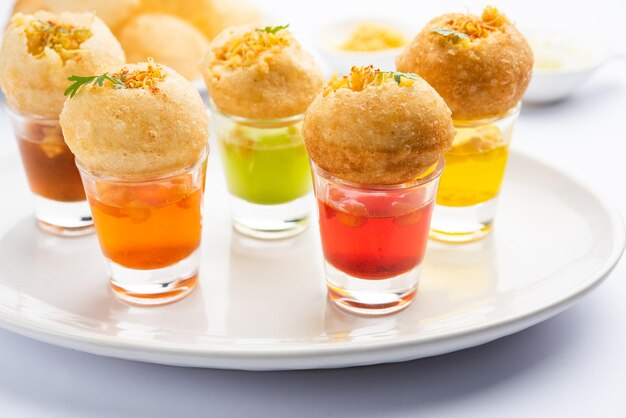 Panipuri shot ou Golgappa Shots diferentes sabores de água servidos em copos pequenos com aperitivo indiano puri recheado