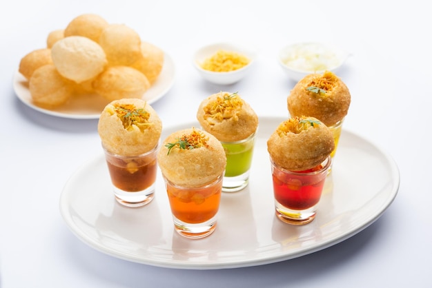 Panipuri shot ou Golgappa Shots diferentes sabores de água servidos em copos pequenos com aperitivo indiano puri recheado