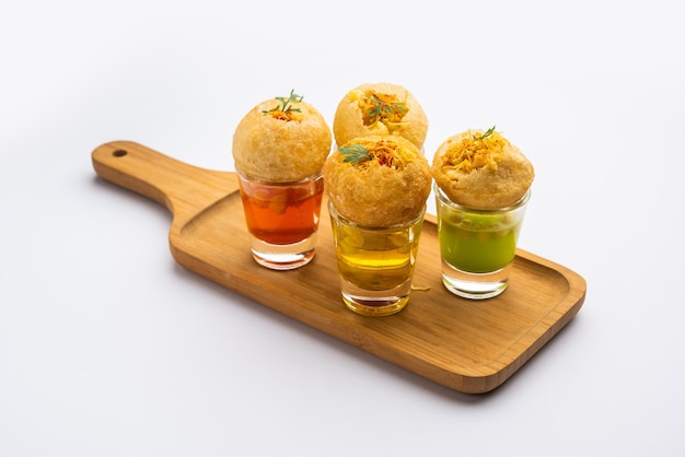 Panipuri shot ou Golgappa Shots diferentes sabores de água servidos em copos pequenos com aperitivo indiano puri recheado