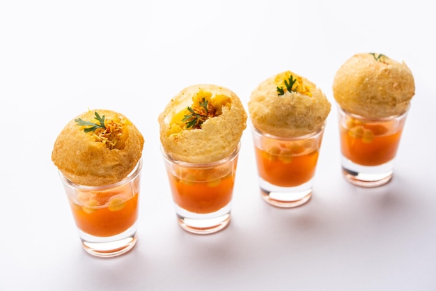 Panipuri shot ou Golgappa Shots diferentes sabores de água servidos em copos pequenos com aperitivo indiano puri recheado