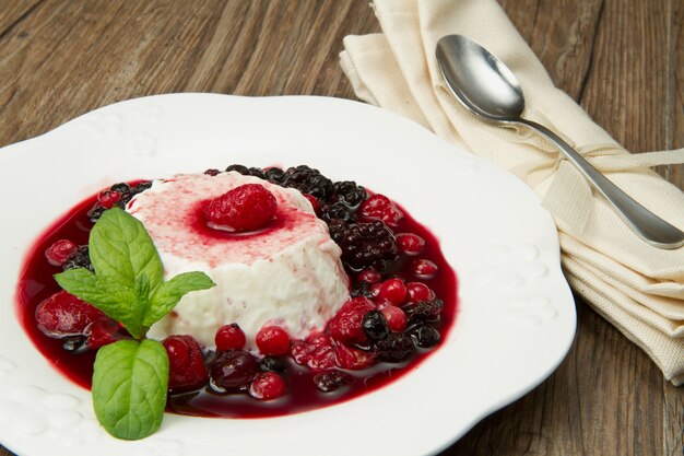 panna cotta con bayas