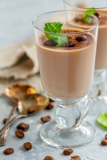 Panna cotta de café con una ramita de menta en el vaso.