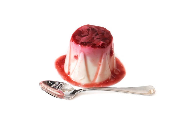 Panna cotta com molho de morango isolado em um fundo branco Conceito de comida italiana