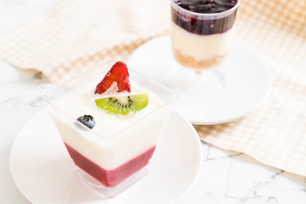 panna cotta com molho de morango